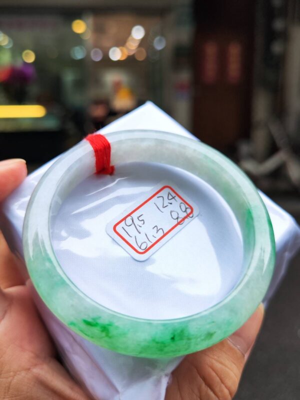 天然緬甸玉A貨 ((糯冰種))飄陽綠正圈厚庄手鐲