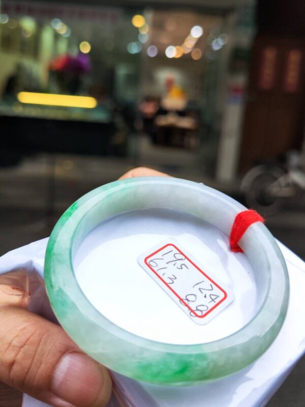 天然緬甸玉A貨 ((糯冰種))飄陽綠正圈厚庄手鐲