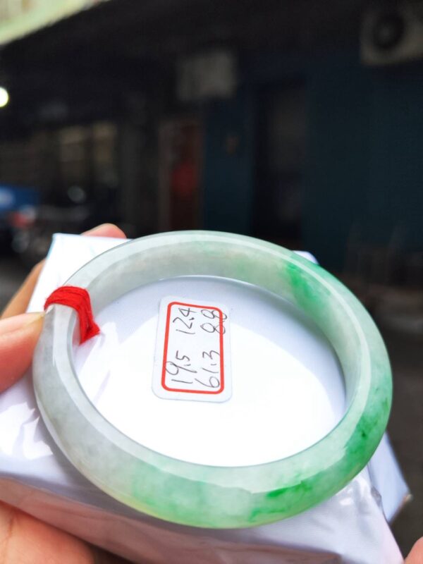 天然緬甸玉A貨 ((糯冰種))飄陽綠正圈厚庄手鐲