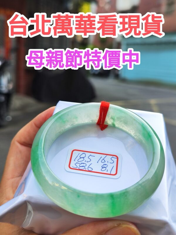 天然緬甸玉A貨 頂級放光玻璃種寬版飄綠花正圈手鐲