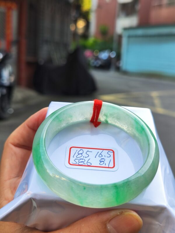 天然緬甸玉A貨 頂級放光玻璃種寬版飄綠花正圈手鐲
