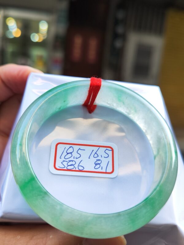 天然緬甸玉A貨 頂級放光玻璃種寬版飄綠花正圈手鐲