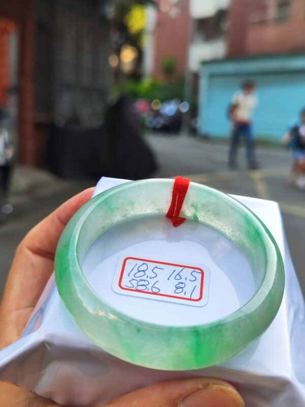 天然緬甸玉A貨 頂級放光玻璃種寬版飄綠花正圈手鐲