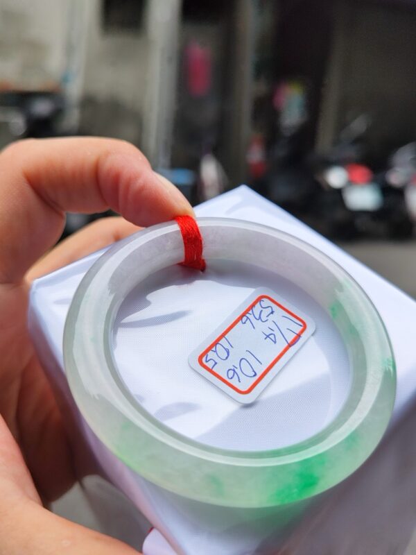 天然緬甸玉A貨 冰種淡紫春彩正圈圓骨手鐲