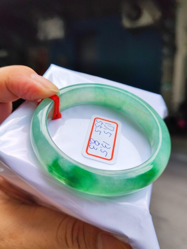 天然緬甸玉A貨 冰種飄陽綠厚庄正圈手鐲
