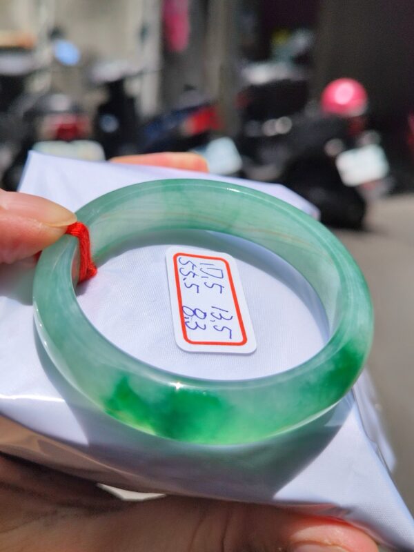 天然緬甸玉A貨 冰種飄陽綠厚庄正圈手鐲