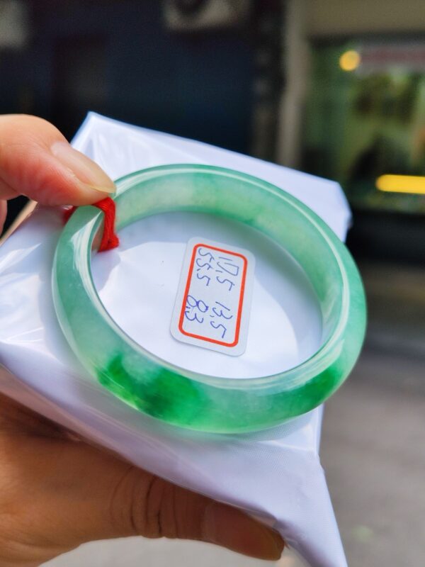 天然緬甸玉A貨 冰種飄陽綠厚庄正圈手鐲