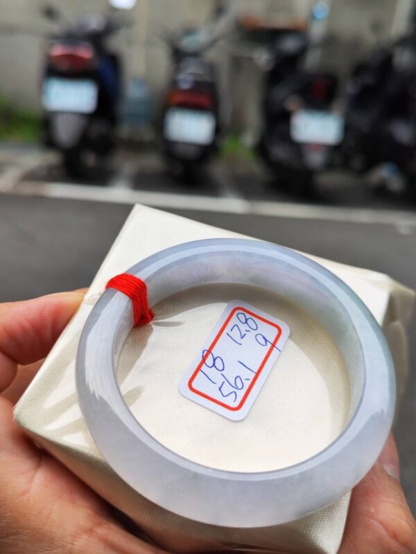 天然緬甸玉A貨 冰種飄陽綠厚庄正圈手鐲