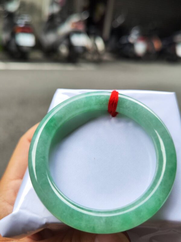 天然緬甸A貨翡翠｜冰透滿陽綠｜圓骨厚庄手鐲