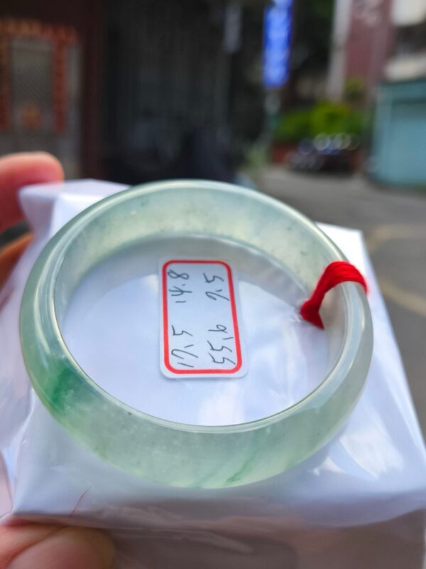 天然緬甸A貨玻璃種飄綠玉鐲｜寬版正圈
