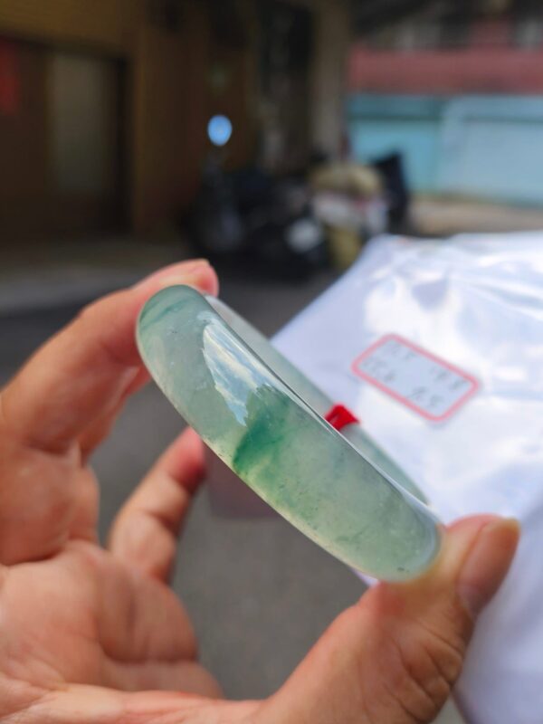 天然緬甸A貨玻璃種飄綠玉鐲｜寬版正圈