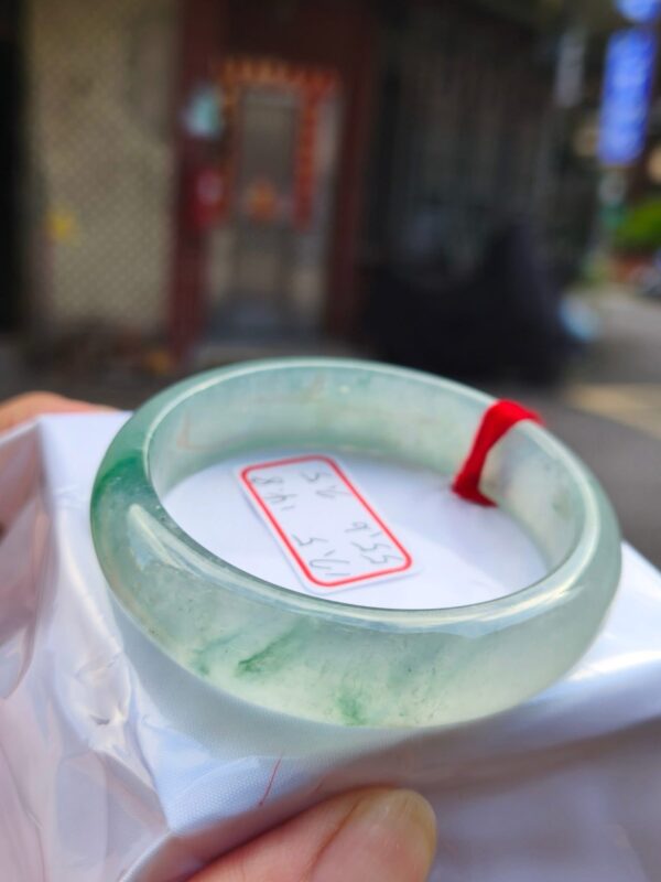天然緬甸A貨玻璃種飄綠玉鐲｜寬版正圈