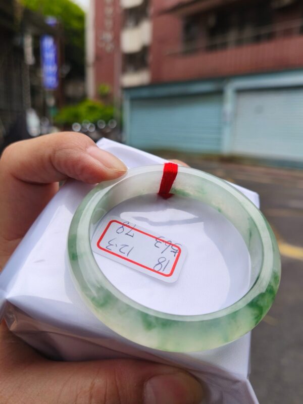 天然緬甸玉A貨｜放光玻璃種飄綠花｜正圈手鐲