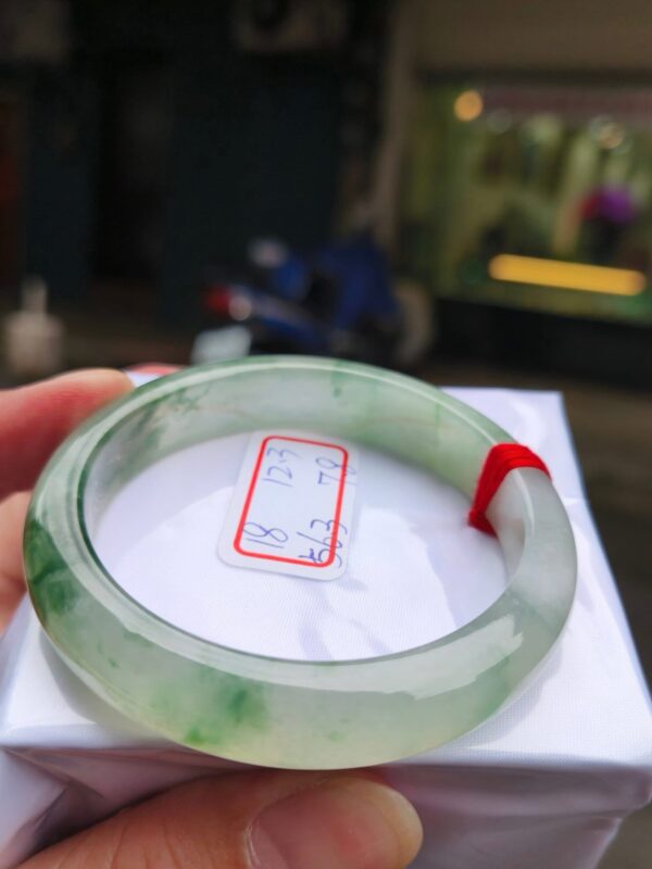天然緬甸玉A貨｜放光玻璃種飄綠花｜正圈手鐲