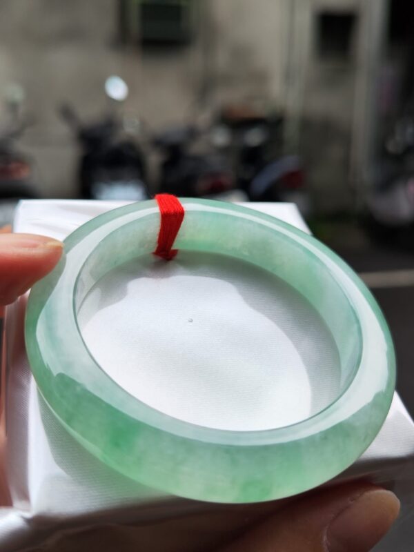 天然緬甸玉A貨《冰種》飄陽綠厚庄手鐲