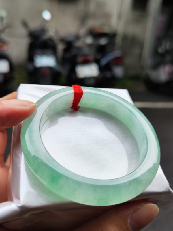 天然緬甸玉A貨《冰種》飄陽綠厚庄手鐲
