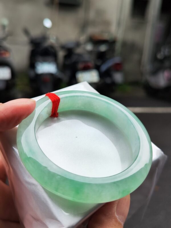 天然緬甸玉A貨《冰種》飄陽綠厚庄手鐲