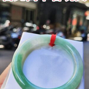 【天然緬甸玉A貨】
冰種飄陽綠《圓骨正圈手鐲》