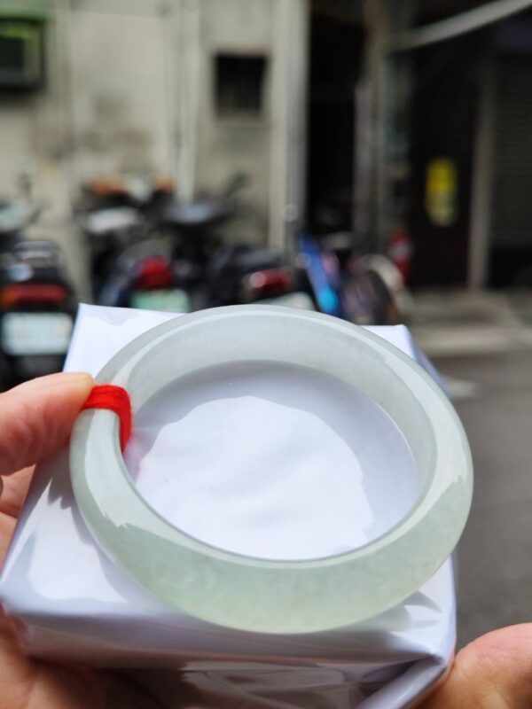 【天然緬甸玉A貨】  
✨ 冰種微起光・正圈手鐲