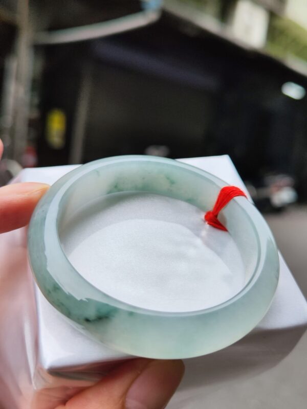 【天然緬甸玉A貨】  
✨ 冰種 微起光膠感重・正圈手鐲