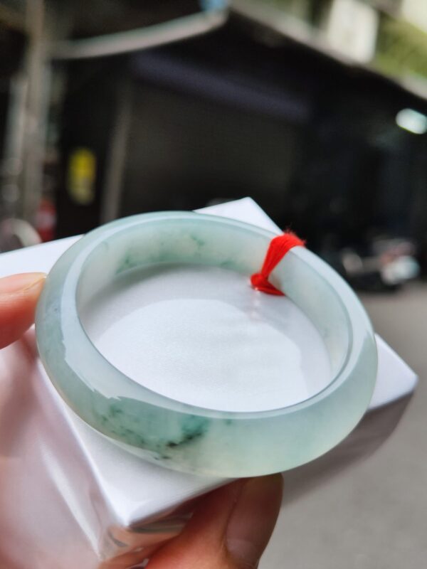 【天然緬甸玉A貨】  
✨ 冰種 微起光膠感重・正圈手鐲