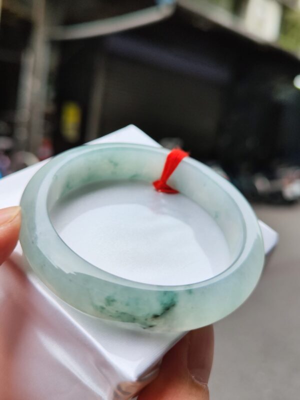 【天然緬甸玉A貨】  
✨ 冰種 微起光膠感重・正圈手鐲