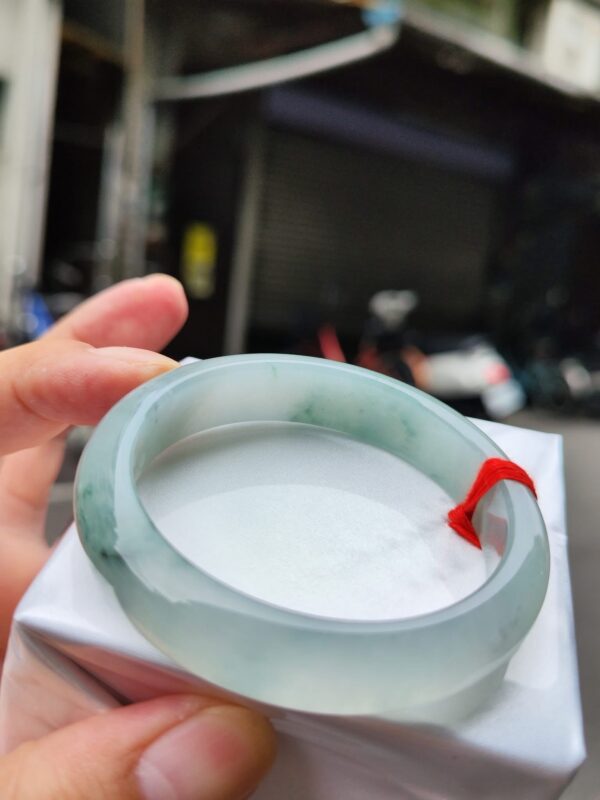 【天然緬甸玉A貨】  
✨ 冰種 微起光膠感重・正圈手鐲