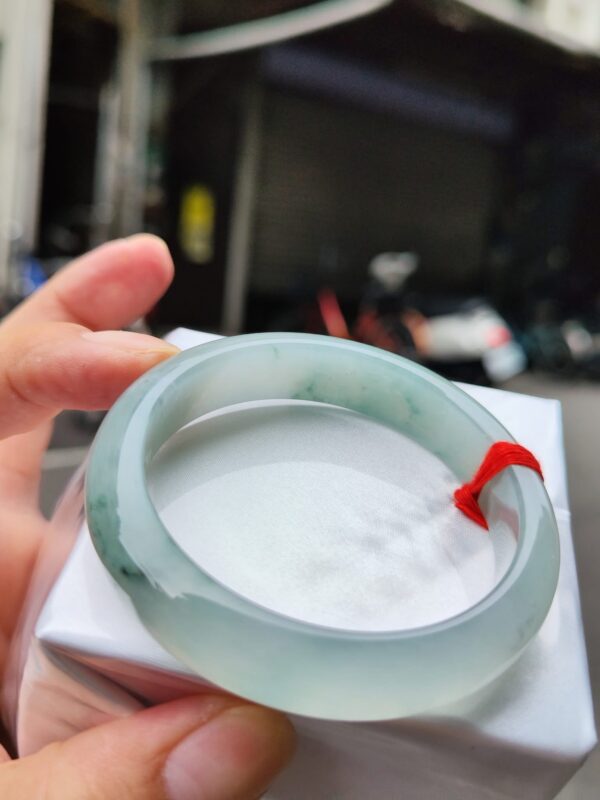 【天然緬甸玉A貨】  
✨ 冰種 微起光膠感重・正圈手鐲