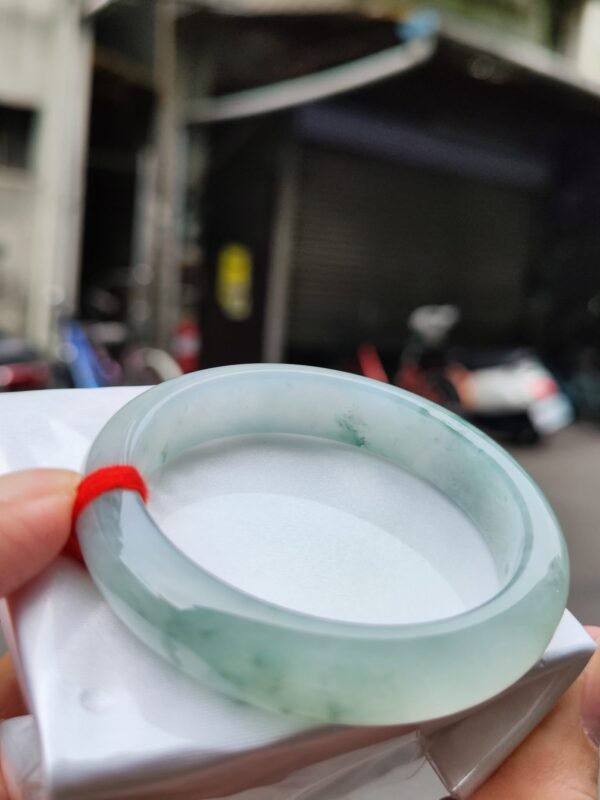 【天然緬甸玉A貨】  
✨ 冰種 微起光膠感重・正圈手鐲