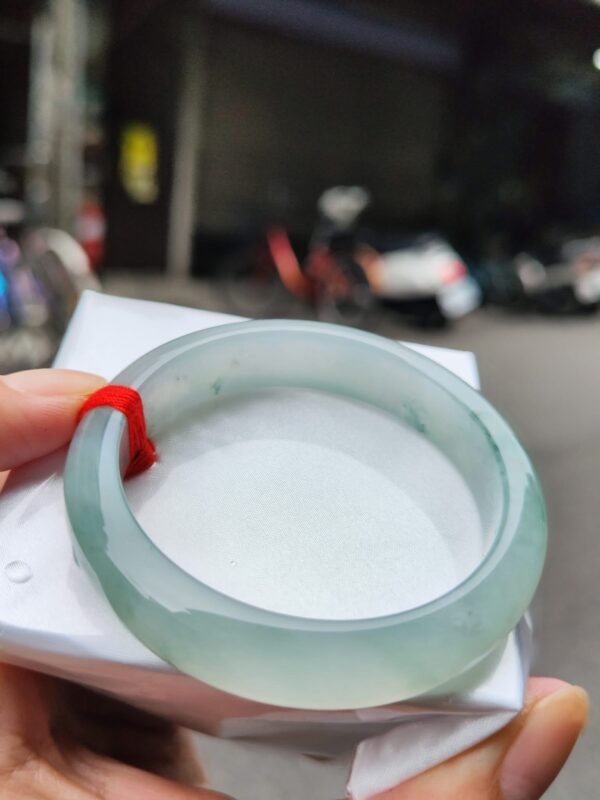 【天然緬甸玉A貨】  
✨ 冰種 微起光膠感重・正圈手鐲