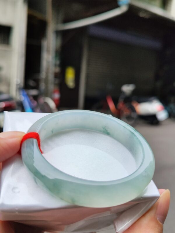 【天然緬甸玉A貨】  
✨ 冰種 微起光膠感重・正圈手鐲