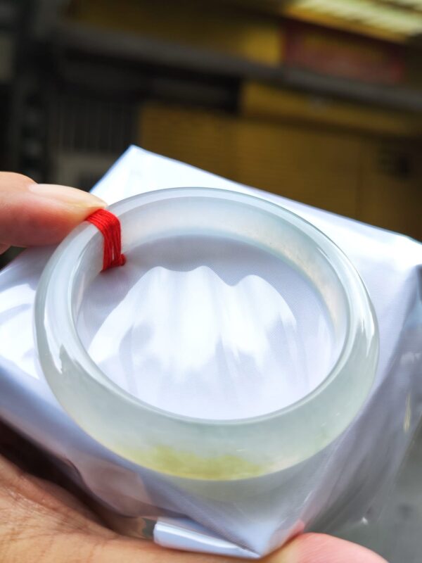 天然緬甸玉A貨
放光玻璃種｜飄蜜黃正圈手鐲
