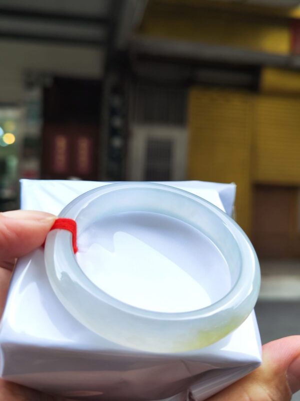 天然緬甸玉A貨
放光玻璃種｜飄蜜黃正圈手鐲