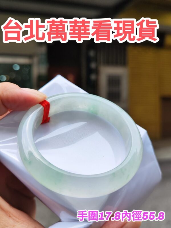 天然緬甸玉A貨
放光玻璃種｜飄綠花正圈厚庄手鐲