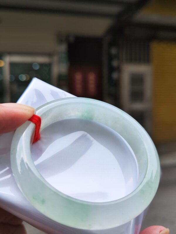 天然緬甸玉A貨
放光玻璃種｜飄綠花正圈厚庄手鐲