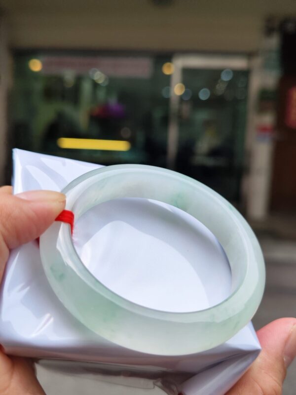 天然緬甸玉A貨
放光玻璃種｜飄綠花正圈厚庄手鐲