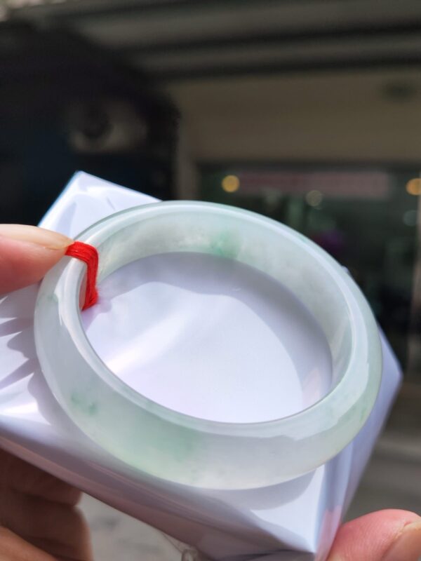 天然緬甸玉A貨
放光玻璃種｜飄綠花正圈厚庄手鐲