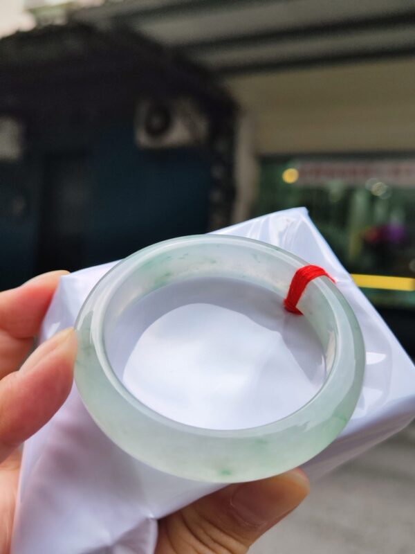 天然緬甸玉A貨
放光玻璃種｜飄綠花正圈厚庄手鐲