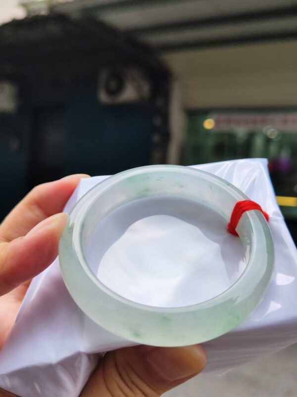天然緬甸玉A貨
放光玻璃種｜飄綠花正圈厚庄手鐲