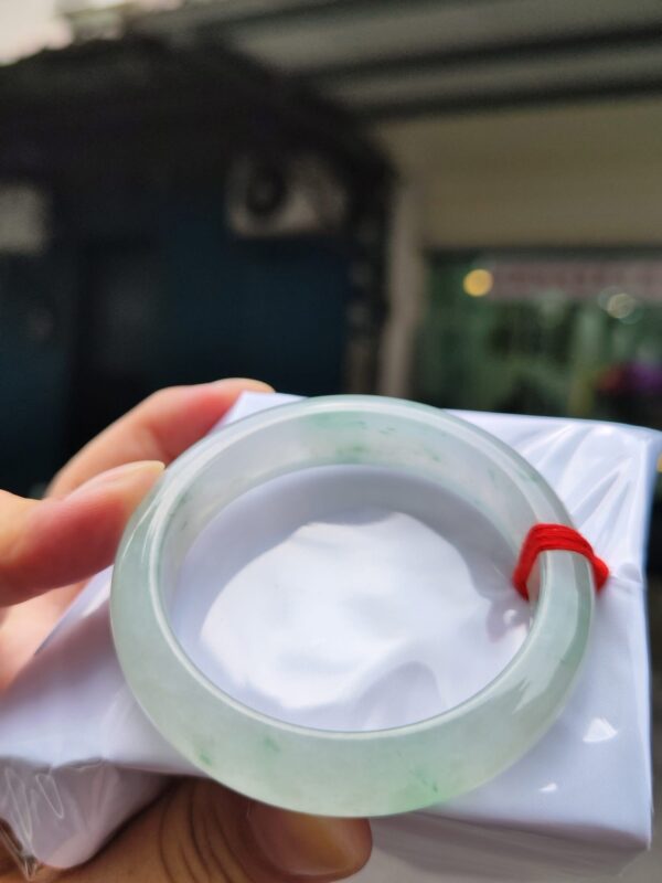 天然緬甸玉A貨
放光玻璃種｜飄綠花正圈厚庄手鐲
