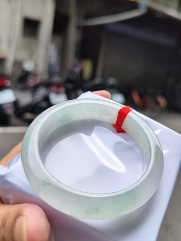 天然緬甸玉A貨
放光玻璃種｜飄綠花正圈厚庄手鐲