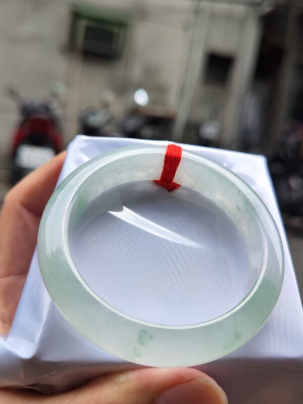 天然緬甸玉A貨
放光玻璃種｜飄綠花正圈厚庄手鐲