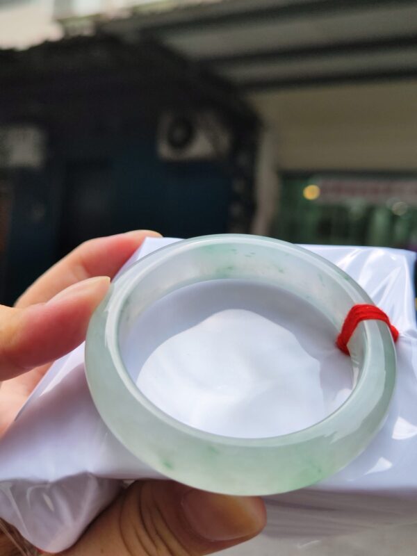 天然緬甸玉A貨
放光玻璃種｜飄綠花正圈厚庄手鐲
