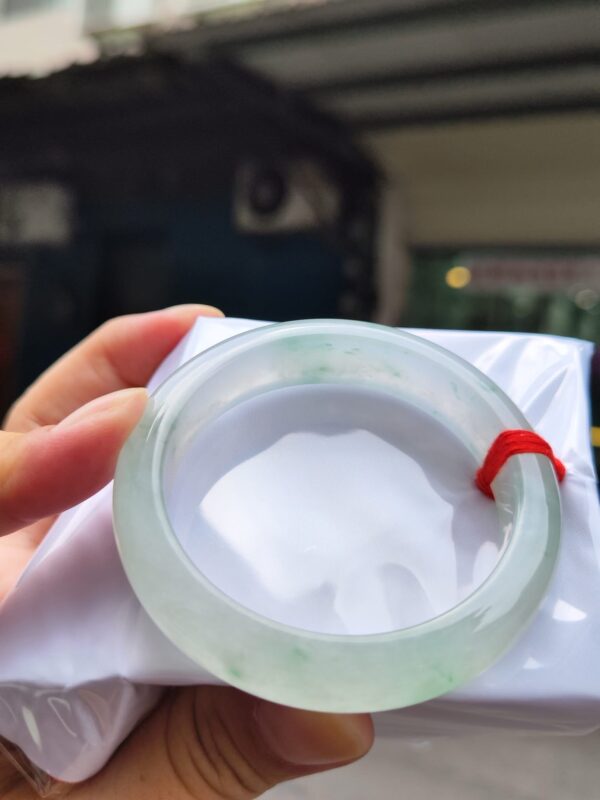 天然緬甸玉A貨
放光玻璃種｜飄綠花正圈厚庄手鐲