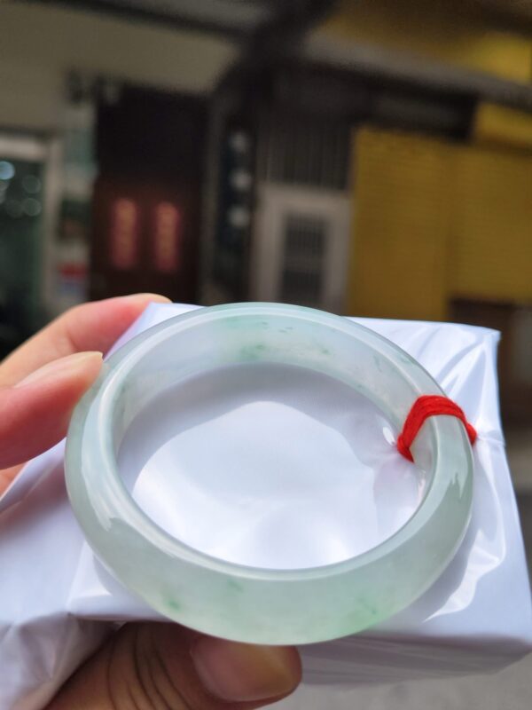 天然緬甸玉A貨
放光玻璃種｜飄綠花正圈厚庄手鐲
