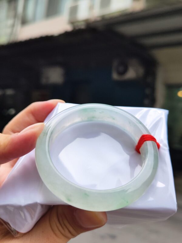 天然緬甸玉A貨
放光玻璃種｜飄綠花正圈厚庄手鐲
