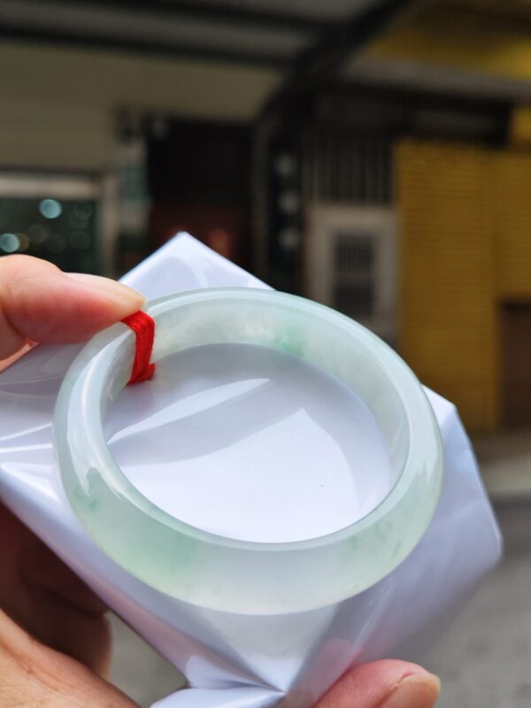 天然緬甸玉A貨
放光玻璃種｜飄綠花正圈厚庄手鐲
