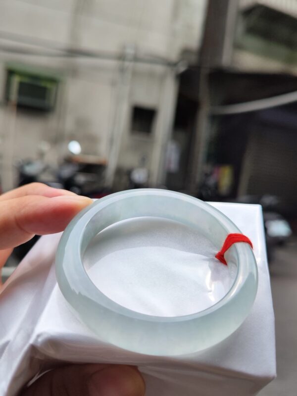 天然緬甸玉A貨
放光玻璃種｜白月光正圈厚庄手鐲