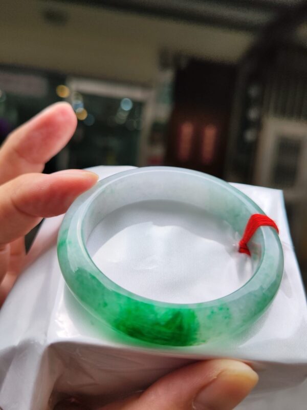 天然緬甸玉A貨
飄綠花｜正圈手鐲