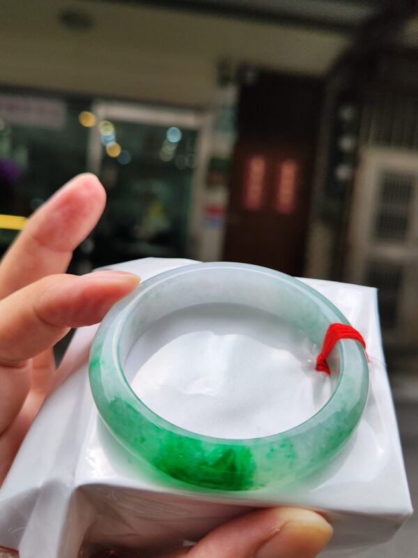 天然緬甸玉A貨
飄綠花｜正圈手鐲